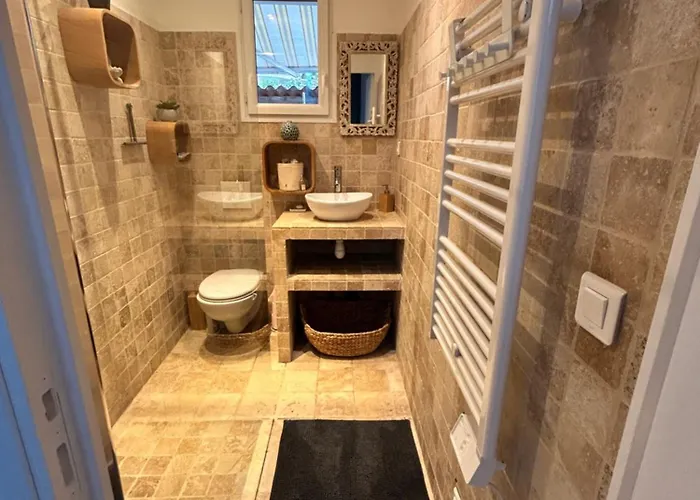 Semesterbostad Jolie Maison De Proche Du Centre Et De La Saint-Raphaël