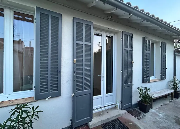 Semesterbostad Jolie Maison De Proche Du Centre Et De La Saint-Raphaël